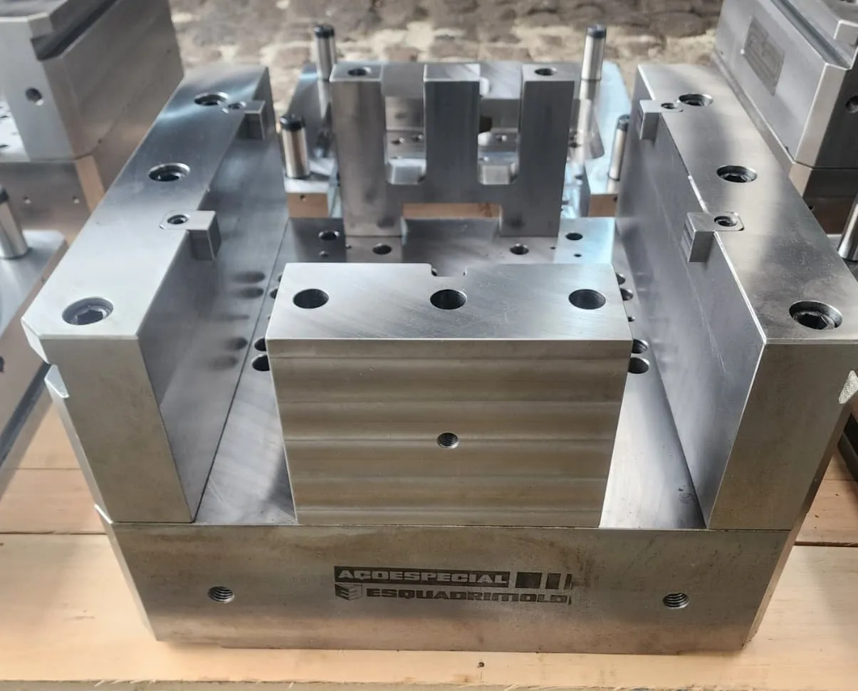 Porta-molde montado, em caixa móvel e fixa, com a marca Açoespecial Esquadrimold na base